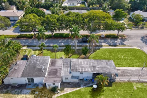 Commercial property in Boynton Beach, Florida 105.54 sq.m. № 815369 - photo 1
