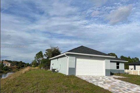 House in Lehigh Acres, Florida 3 bedrooms, 126.07 sq.m. № 1147121 - photo 3