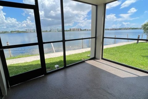 Copropriété à louer à Oakland Park, Floride: 2 chambres, 85.47 m2 № 1370634 - photo 2