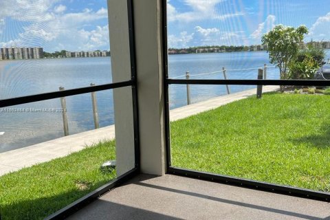 Copropriété à louer à Oakland Park, Floride: 2 chambres, 85.47 m2 № 1370634 - photo 1