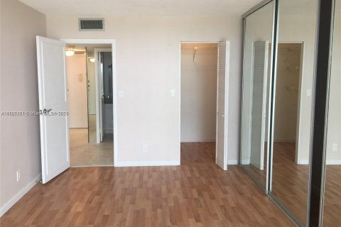 Condominio en venta en Hallandale Beach, Florida, 1 dormitorio, 81.29 m2 № 923226 - foto 6
