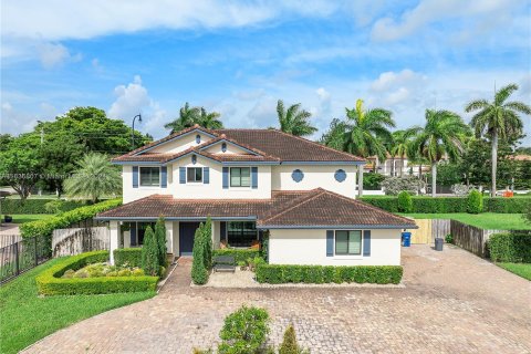 Villa ou maison à vendre à Miami, Floride: 6 chambres, 265.51 m2 № 1310496 - photo 1