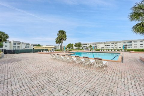 Condo in Sunrise, Florida, 2 bedrooms  № 957099 - photo 2