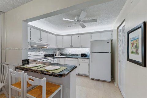 Condo in Greenacres, Florida, 2 bedrooms  № 1306000 - photo 16