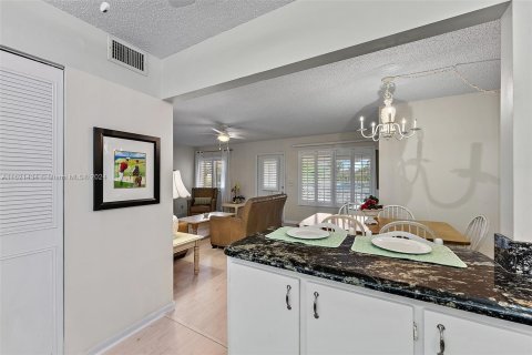 Condo in Greenacres, Florida, 2 bedrooms  № 1306000 - photo 19