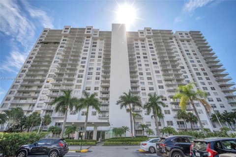 Condo in Aventura, Florida, 1 bedroom  № 1306001 - photo 2