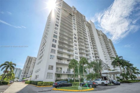 Condo in Aventura, Florida, 1 bedroom  № 1306001 - photo 3