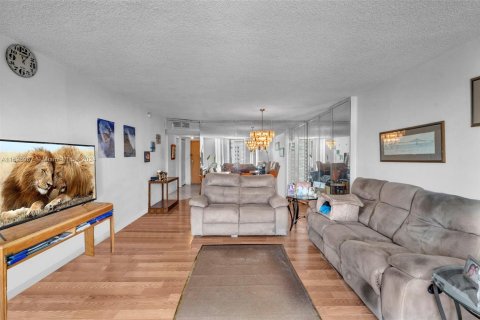 Condo in Aventura, Florida, 1 bedroom  № 1306001 - photo 7