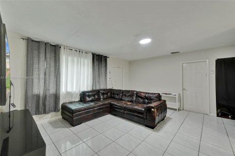 Casa en venta en Miami Gardens, Florida, 3 dormitorios, 138.42 m2 № 1325860 - foto 24