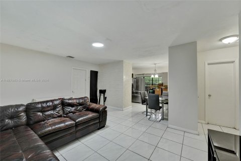 Casa en venta en Miami Gardens, Florida, 3 dormitorios, 138.42 m2 № 1325860 - foto 25