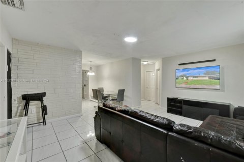 Casa en venta en Miami Gardens, Florida, 3 dormitorios, 138.42 m2 № 1325860 - foto 1