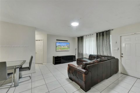 Casa en venta en Miami Gardens, Florida, 3 dormitorios, 138.42 m2 № 1325860 - foto 21