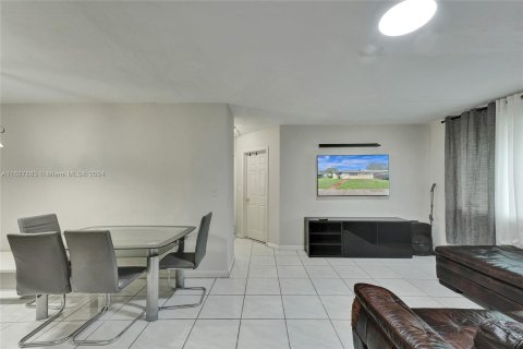 Casa en venta en Miami Gardens, Florida, 3 dormitorios, 138.42 m2 № 1325860 - foto 22