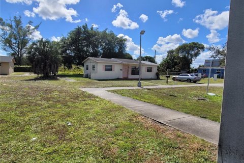 Propiedad comercial en venta en Miami Gardens, Florida № 1325821 - foto 11