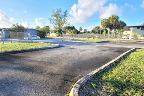 Propiedad comercial en venta en Miami Gardens, Florida № 1325821 - foto 18