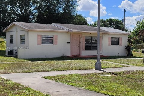 Propiedad comercial en venta en Miami Gardens, Florida № 1325821 - foto 10