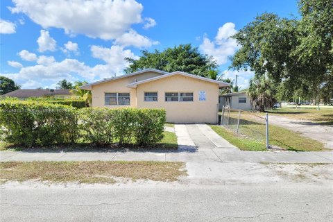 Propiedad comercial en venta en Miami Gardens, Florida № 1325821 - foto 8