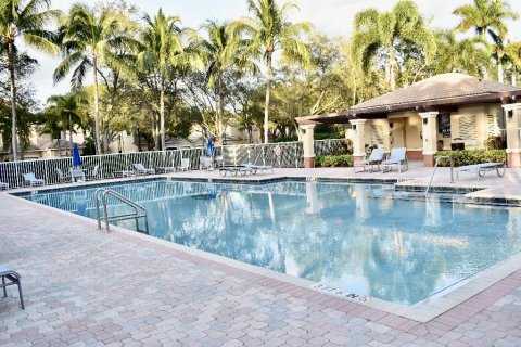 Townhouse in Weston, Florida 2 bedrooms, 107.3 sq.m. № 1132741 - photo 1