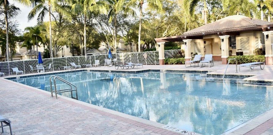 Townhouse in Weston, Florida 2 bedrooms, 107.3 sq.m. № 1132741