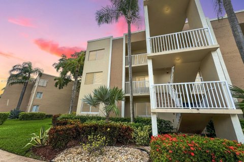 Condominio en venta en Tamarac, Florida, 2 dormitorios, 120.22 m2 № 1271978 - foto 2