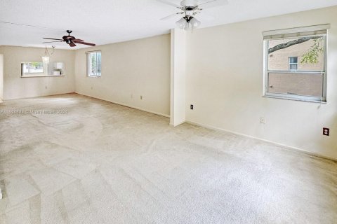 Condominio en venta en Tamarac, Florida, 2 dormitorios, 120.22 m2 № 1271978 - foto 12