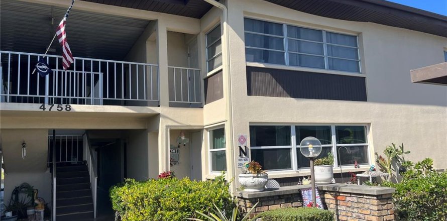 Condominio en New Port Richey, Florida, 1 dormitorio  № 1317688