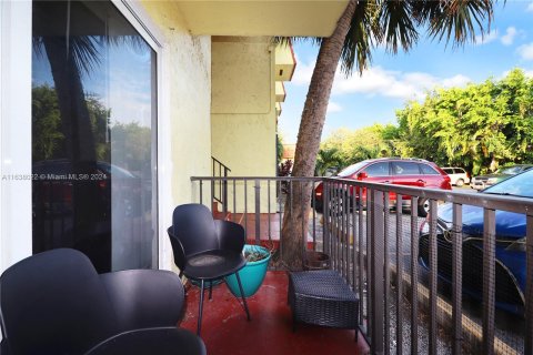 Condo in Hialeah, Florida, 2 bedrooms  № 1310068 - photo 14