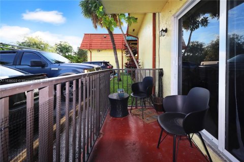 Condo in Hialeah, Florida, 2 bedrooms  № 1310068 - photo 13