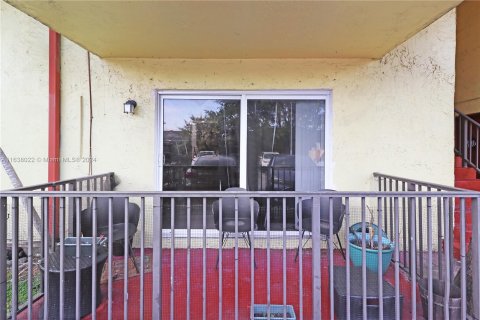 Condo in Hialeah, Florida, 2 bedrooms  № 1310068 - photo 12