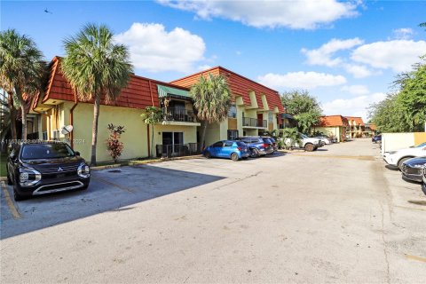 Condo in Hialeah, Florida, 2 bedrooms  № 1310068 - photo 1