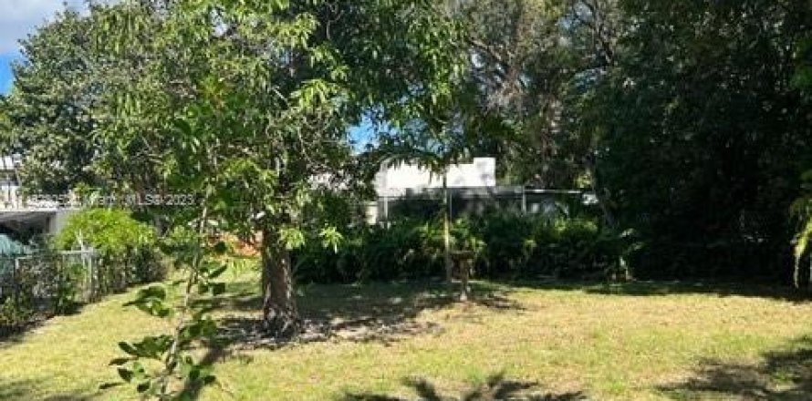 House in Biscayne Park, Florida 2 bedrooms, 107.49 sq.m. № 722360