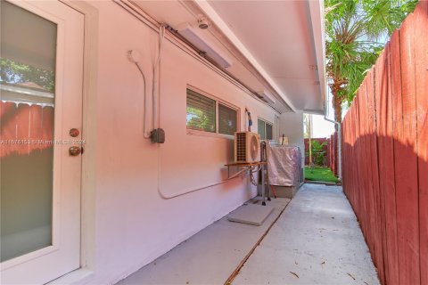 Villa ou maison à vendre à Fort Lauderdale, Floride: 2 chambres, 125.05 m2 № 1145635 - photo 21