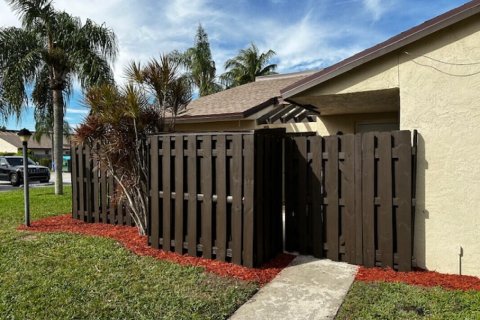 Townhouse in Palm Springs, Florida 2 bedrooms, 88.35 sq.m. № 996236 - photo 12