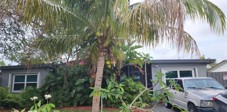 House in Dania Beach, Florida 3 bedrooms, 134.8 sq.m. № 1179123