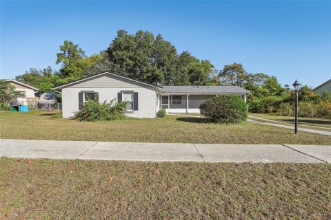 House in Deltona, Florida 3 bedrooms, 119.01 sq.m. № 1416049 - photo 1