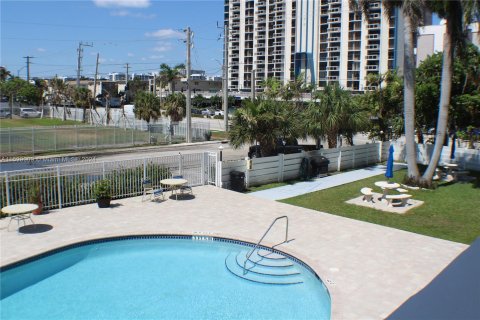 Condo in Hollywood, Florida, 1 bedroom  № 1208453 - photo 20