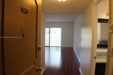 Condo in Hollywood, Florida, 1 bedroom  № 1208453 - photo 15