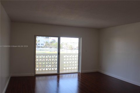 Condo in Hollywood, Florida, 1 bedroom  № 1208453 - photo 4