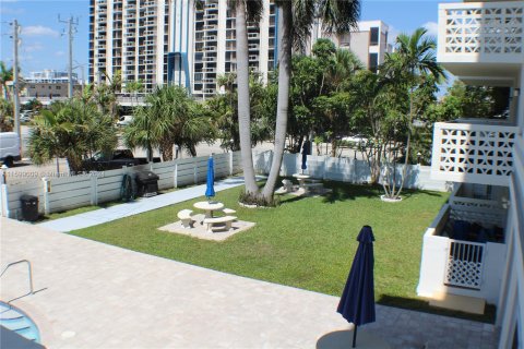 Condo in Hollywood, Florida, 1 bedroom  № 1208453 - photo 21