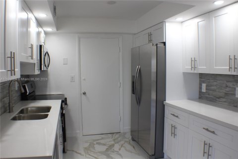 Condo in Hollywood, Florida, 1 bedroom  № 1208453 - photo 1