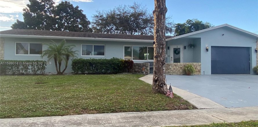 House in Coconut Creek, Florida 3 bedrooms, 142.7 sq.m. № 1208457