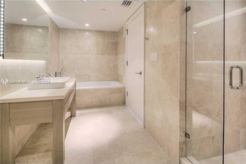 Condo in Miami Beach, Florida, 1 bedroom  № 1235640 - photo 17