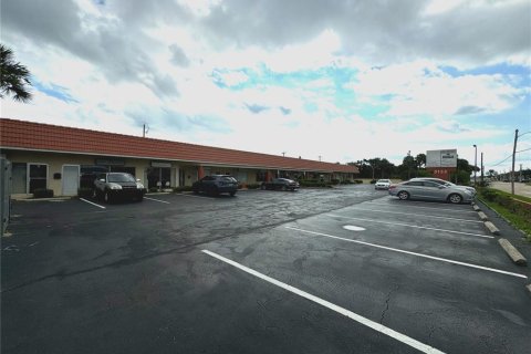 Propiedad comercial en alquiler en South Daytona, Florida, 992.57 m2 № 1388460 - foto 1