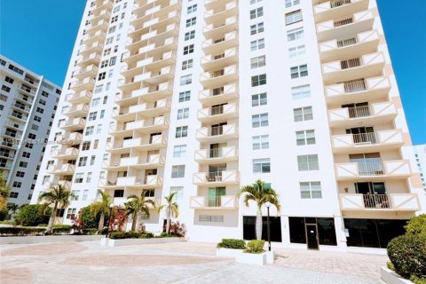 Condominio en venta en Hallandale Beach, Florida, 2 dormitorios, 158.86 m2 № 1235745 - foto 1