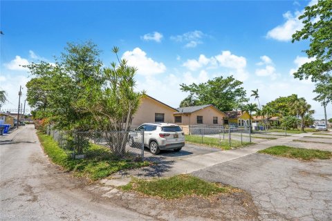 Commercial property in Hollywood, Florida 185.8 sq.m. № 1235710 - photo 2