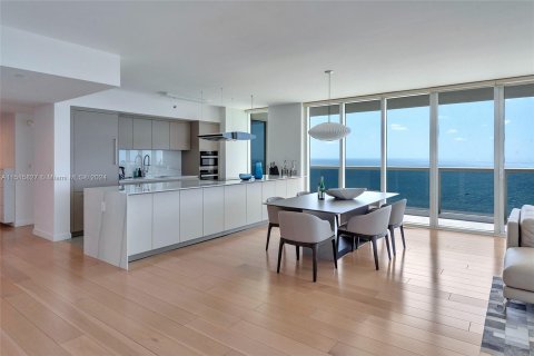 Copropriété à louer à Hallandale Beach, Floride: 3 chambres, 191.84 m2 № 953623 - photo 8