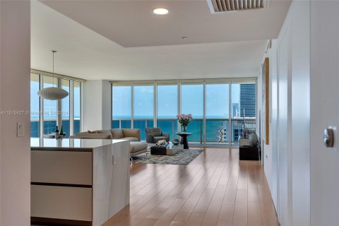 Copropriété à louer à Hallandale Beach, Floride: 3 chambres, 191.84 m2 № 953623 - photo 3