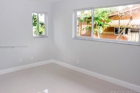 House in Lauderdale Lakes, Florida 3 bedrooms, 108.14 sq.m. № 1321118 - photo 12