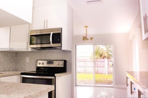 House in Lauderdale Lakes, Florida 3 bedrooms, 108.14 sq.m. № 1321118 - photo 19