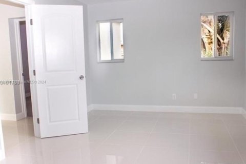 House in Lauderdale Lakes, Florida 3 bedrooms, 108.14 sq.m. № 1321118 - photo 13